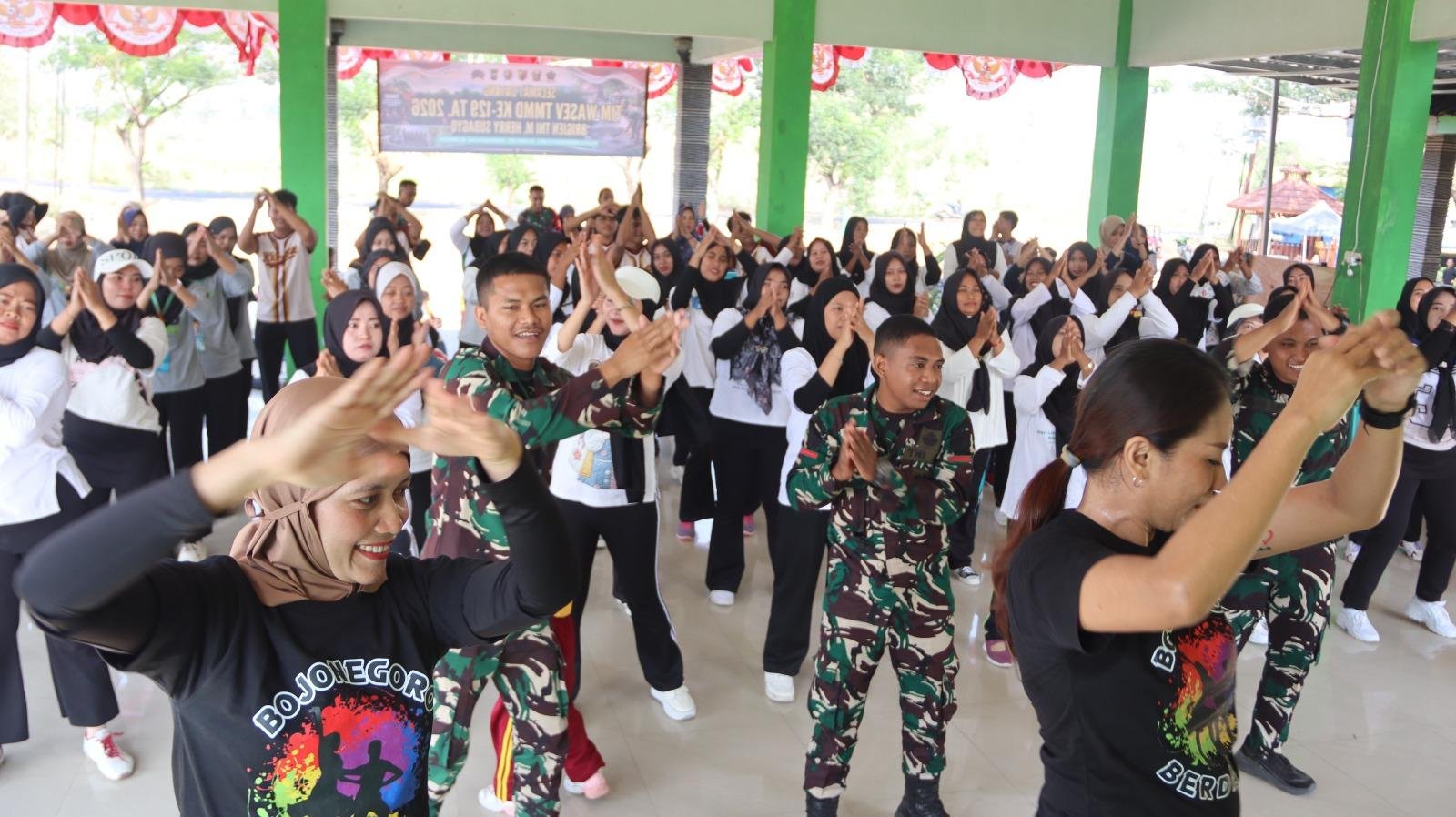 TNI dan Masyarakat Kesongo Bergoyang dalam Senam Line Dance
