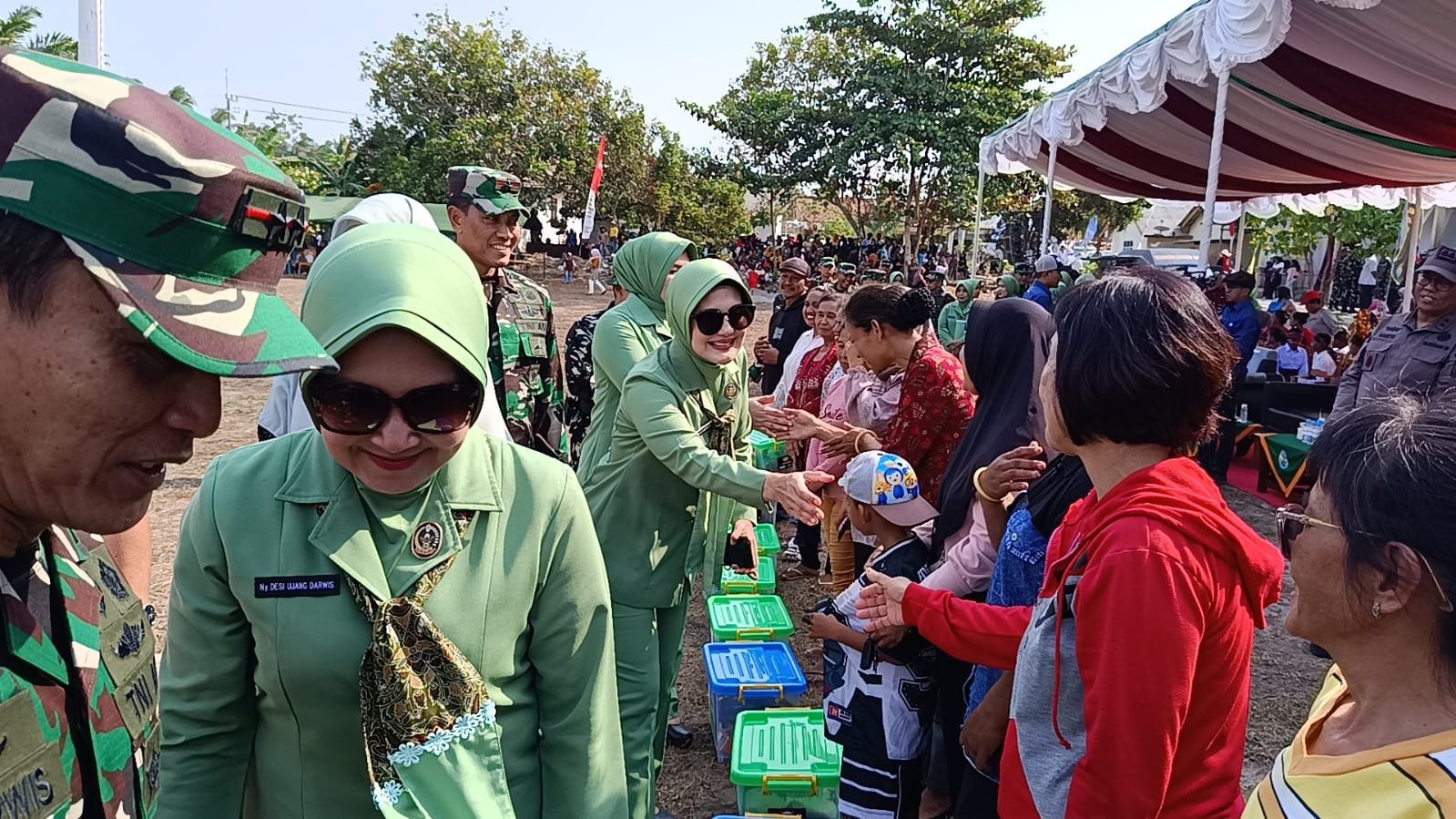 Bantuan untuk Warga Desa Deniang, Pangdam II/Sriwijaya dan Ketua Persit Hadir Berbagi Kebahagiaan