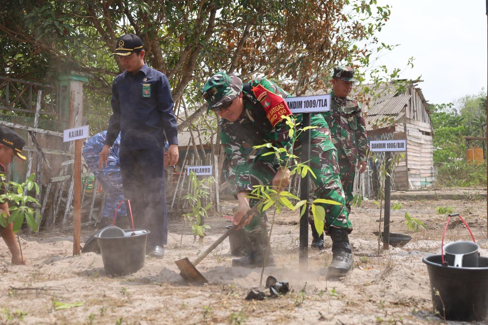 TMMD ke-130: TNI Dukung Lingkungan Hijau melalui Aksi Penanaman Bersama Warga