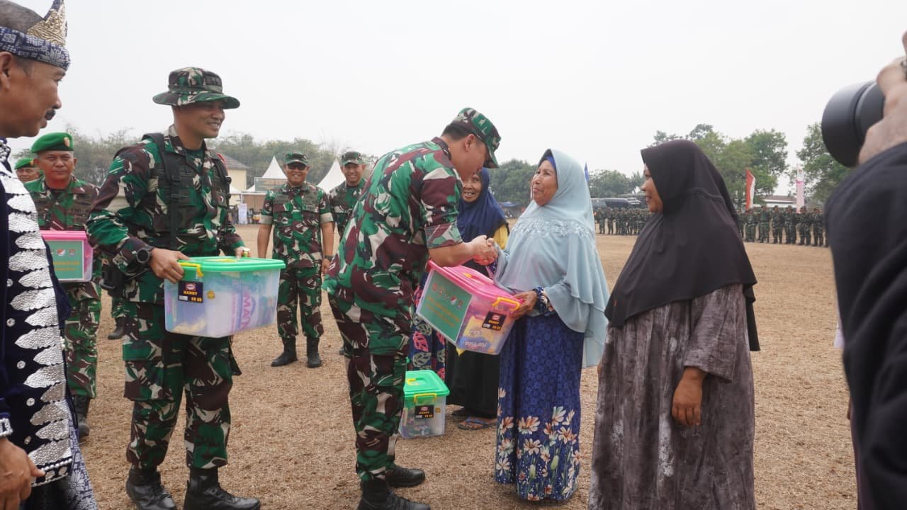 TNI Berikan Bantuan Pangan pada Pembukaan Inisiatif Desa TMMD di Tigaraksa