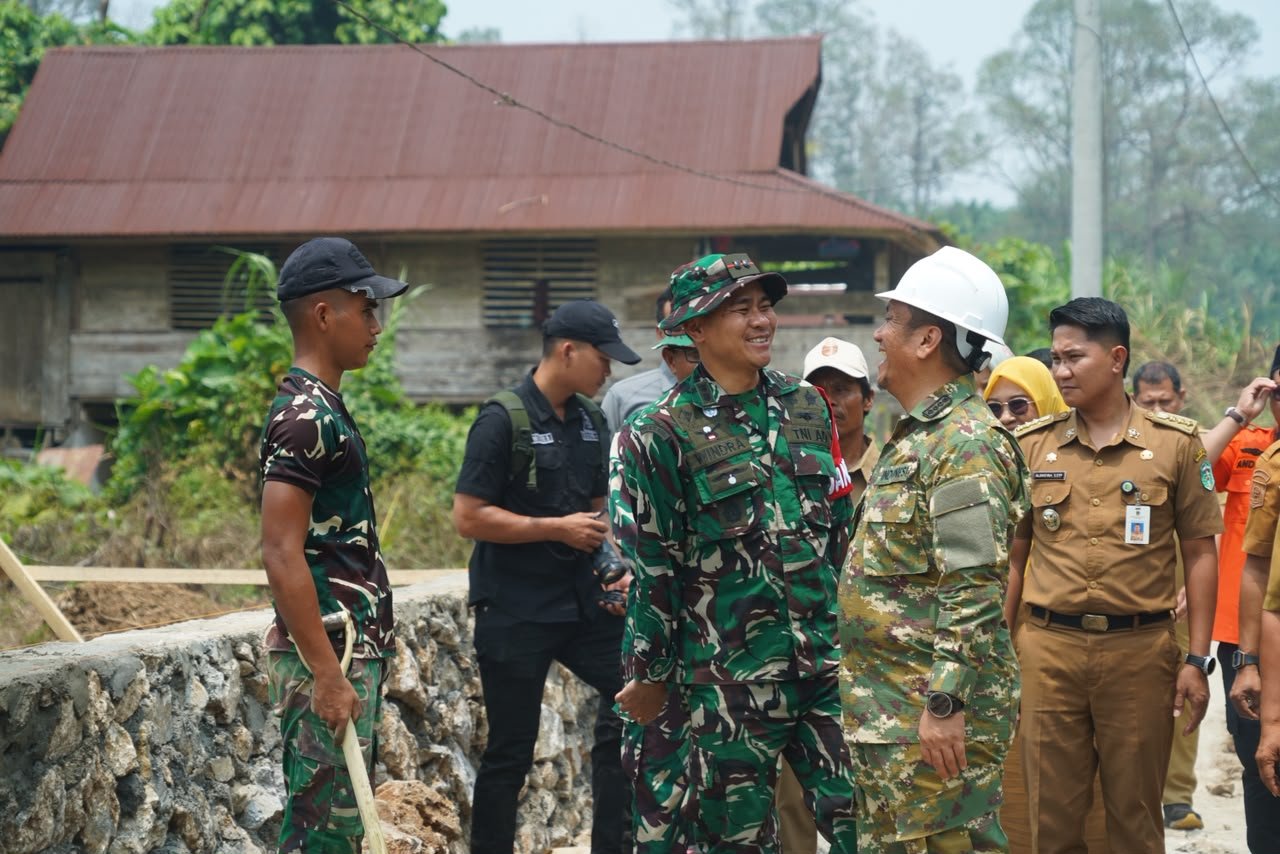 Bupati Irwan Tinjau Proyek TMMD untuk Peningkatan Infrastruktur di Luwu Timur