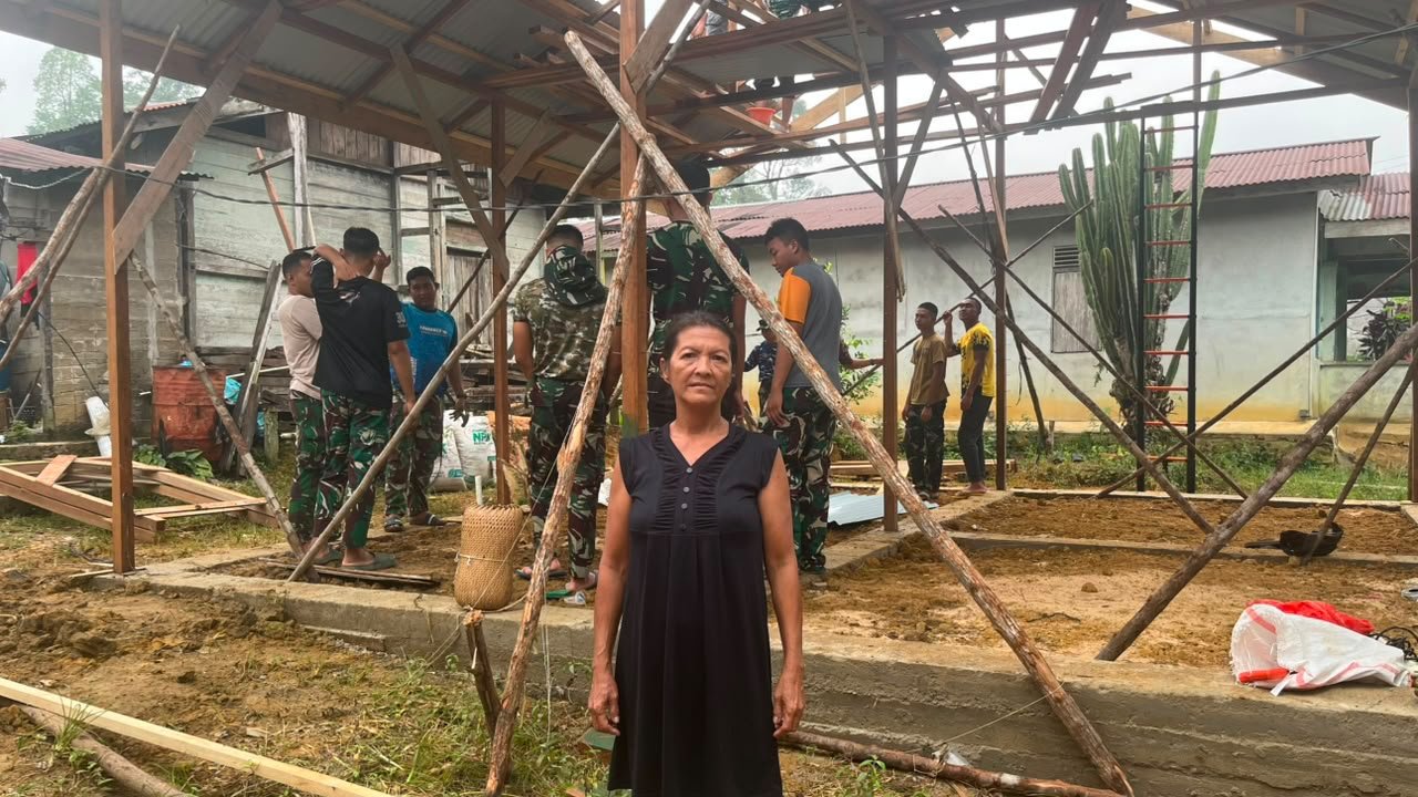 Satgas TMMD Berikan Bantuan Pembangunan Rumah bagi Bu Suhanim di Landak