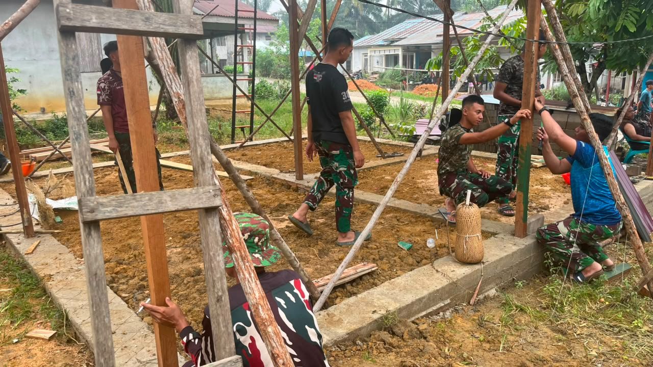 Momen Haru Bu Suhanim Saat Rumahnya Dikerjakan oleh Tim TMMD 130