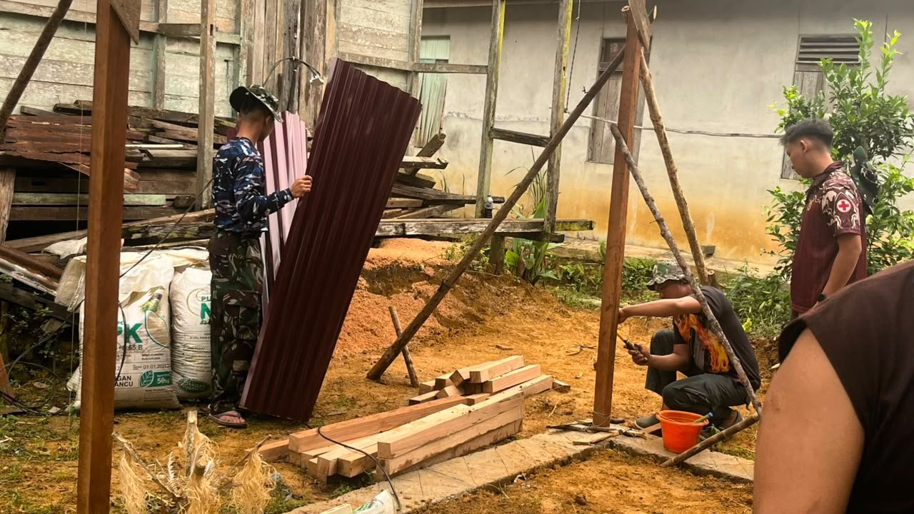 Prajurit Satgas TMMD Berikan Harapan Baru untuk Bu Suhanim di Landak