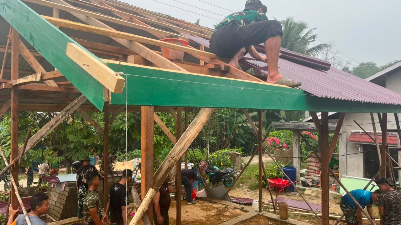 Program TMMD Wujudkan Rumah Layak untuk Keluarga Bu Suhanim di Landak