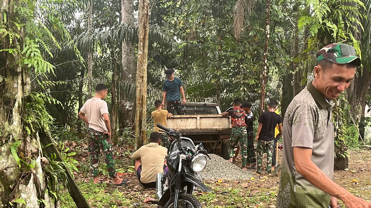 Prajurit TNI Galang Kebersamaan Angkut Material untuk Proyek Pembangunan di Landak