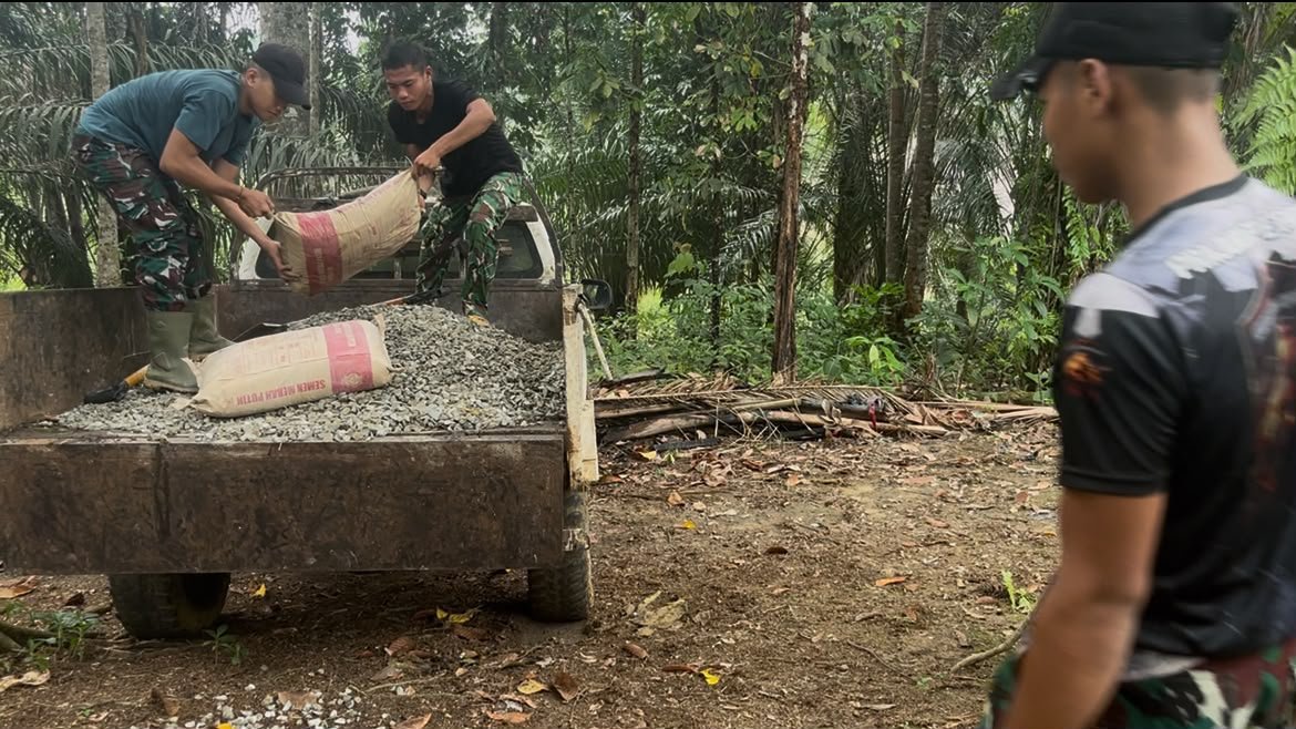 Dukungan Material Mendorong Satgas TMMD Kodim 1210/Landak Akselerasi Pembangunan