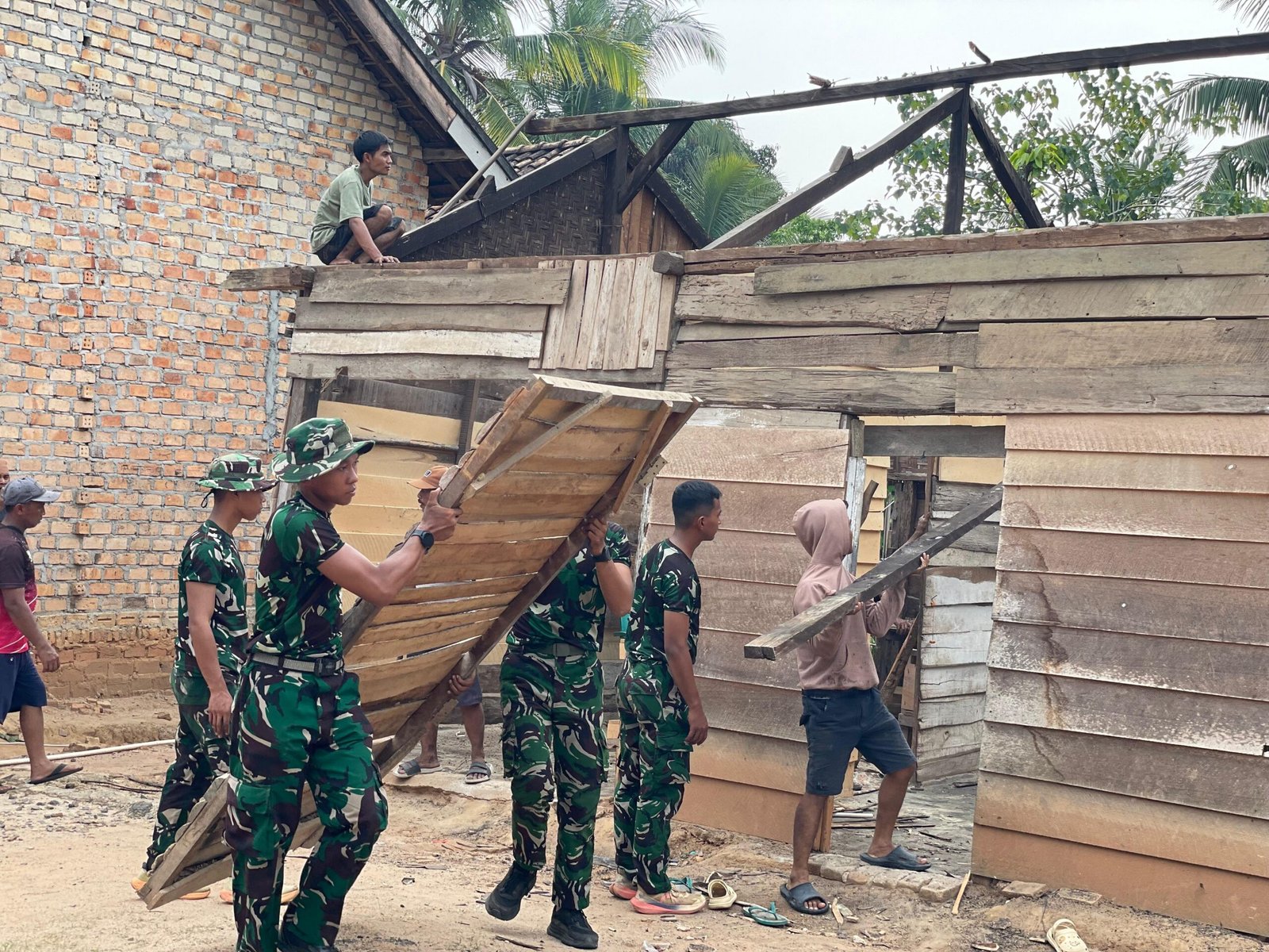 TMMD ke-130 Kodim 0427: TNI Dorong Perbaikan Rumah Warga di Way Kanan