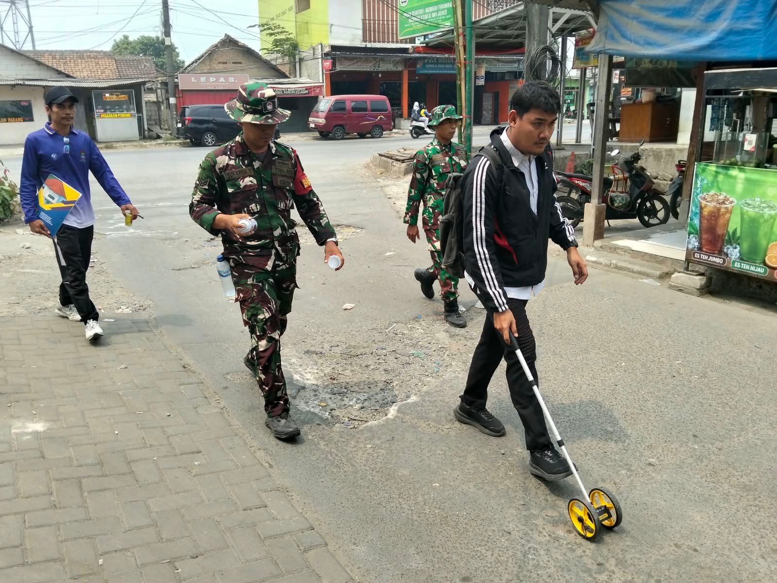 Serka Wahyono Ikut Serta dalam Pengukuran Jalan TMMD ke-130 di Sumur Bandung