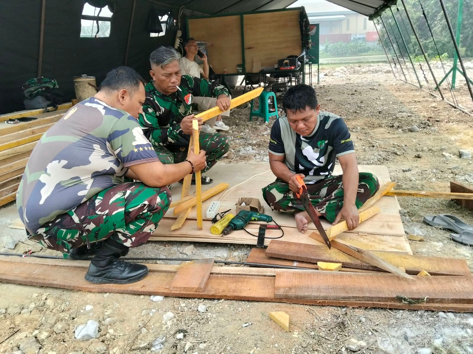 Sinergi TNI dan Masyarakat dalam Pembuatan Bagesting di Desa Sumur Bandung