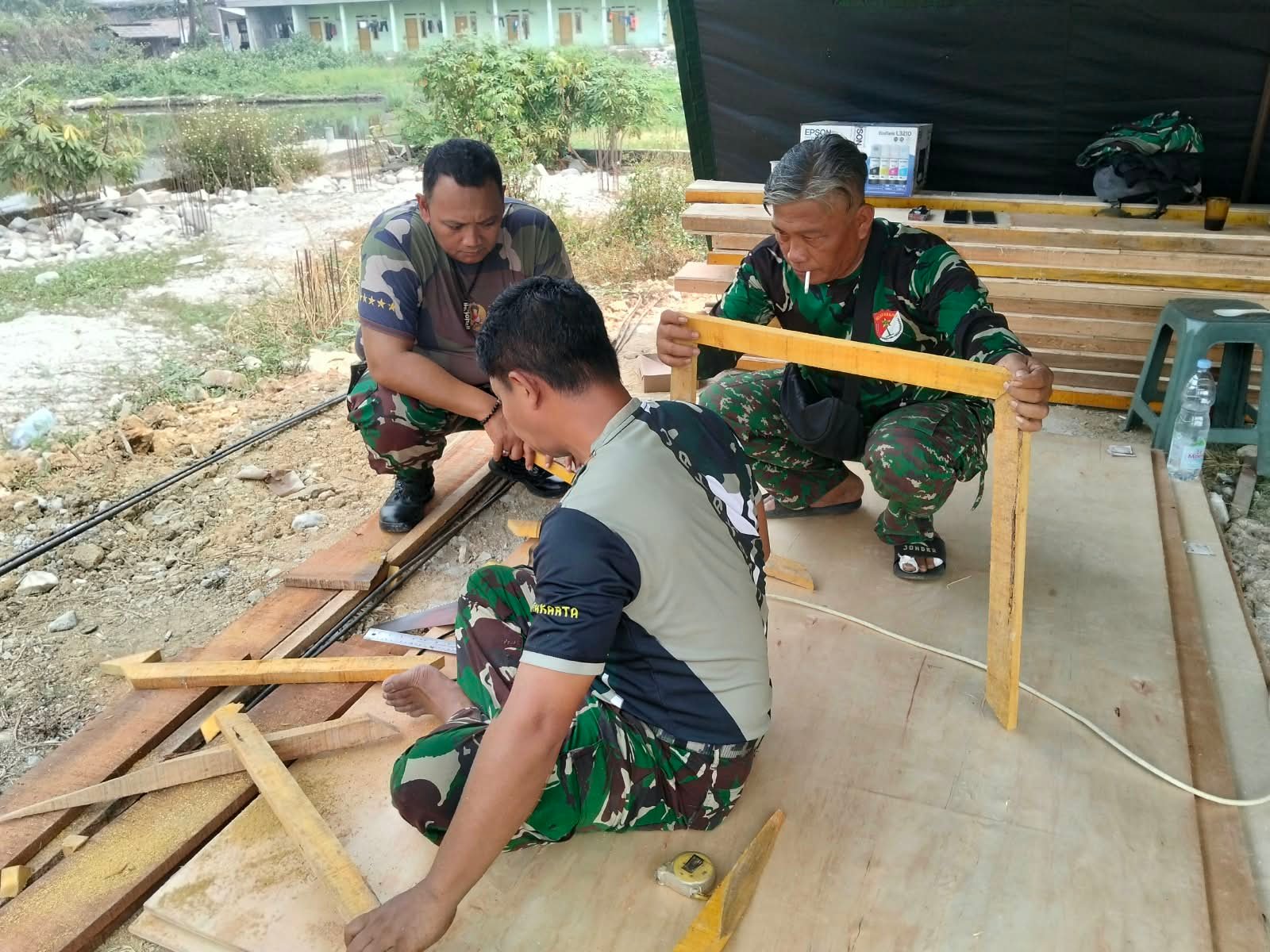 Kolaborasi TNI dan Warga dalam Kegiatan Pembangunan Infrastruktur di Tigaraksa