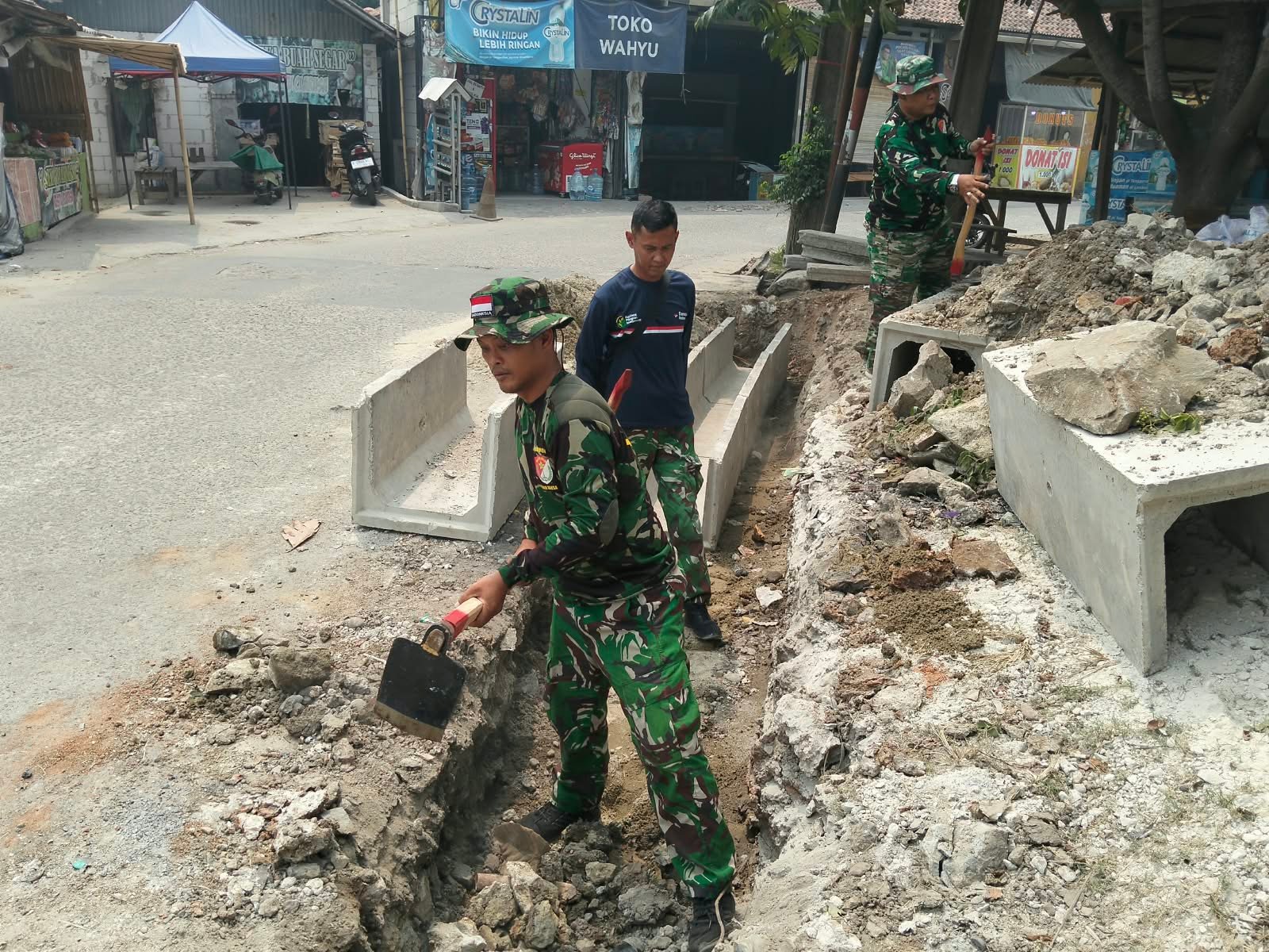 Penggalian Parit oleh Satgas TMMD 130 untuk Menyokong Sistem Drainase Desa