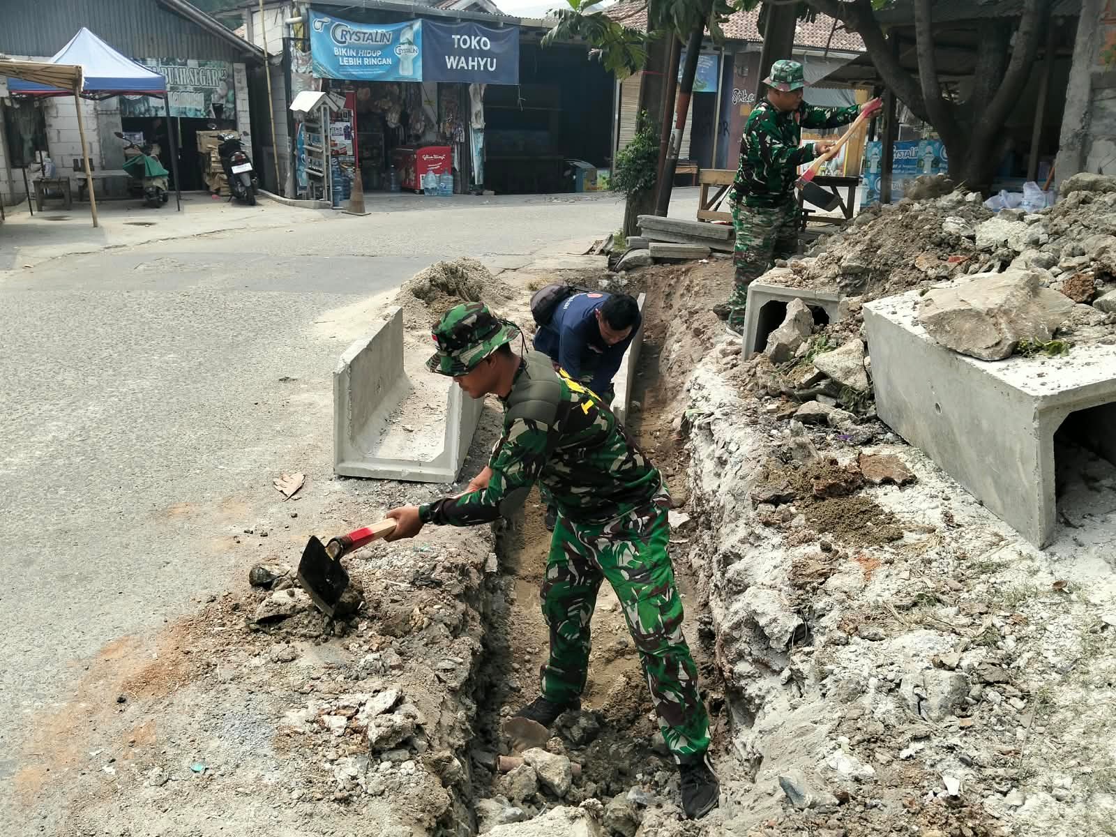 Pembangunan Infrastruktur Lingkungan: Satgas TMMD Gali Parit di Sumur Bandung