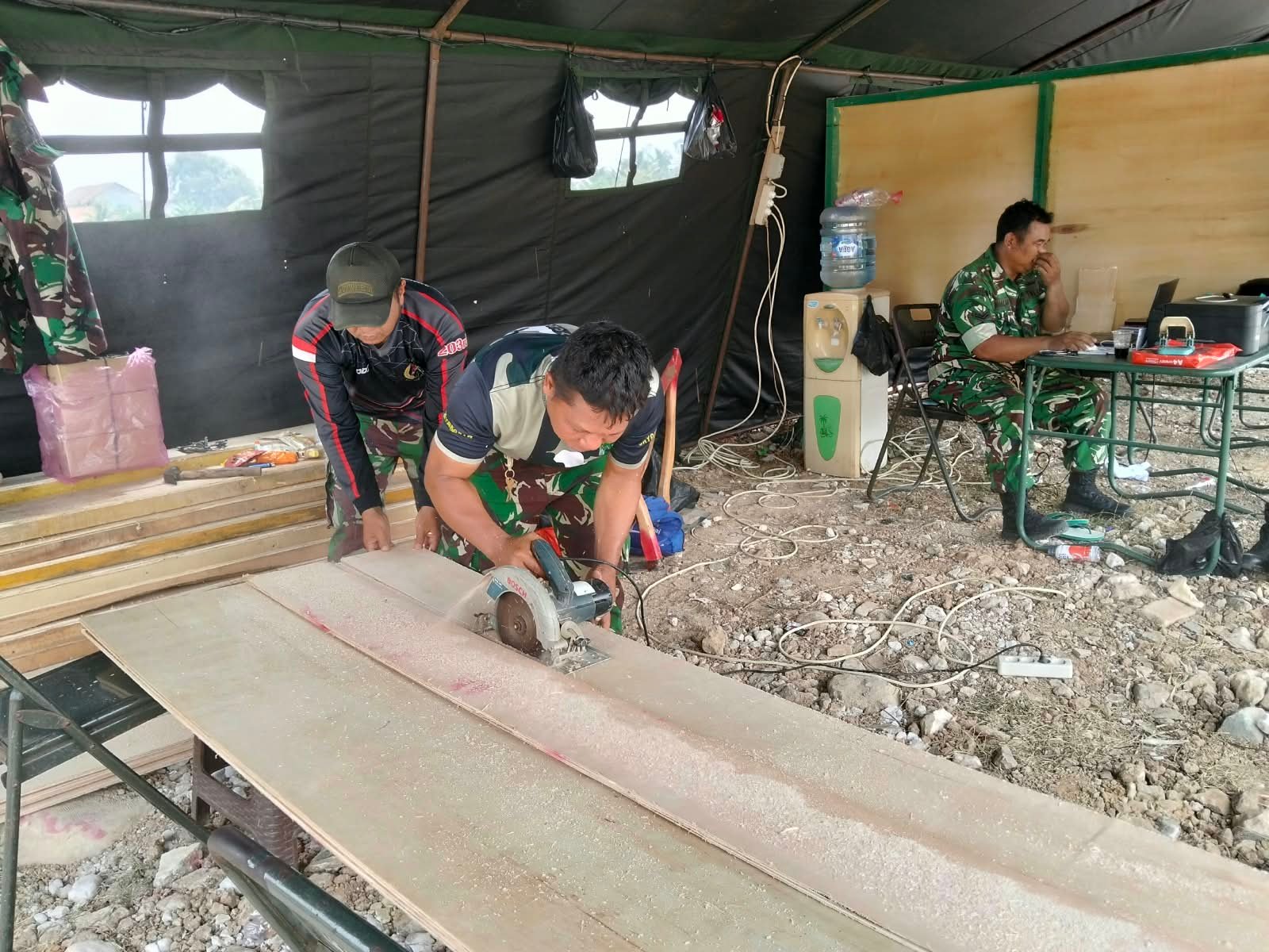 Pekerjaan Konstruksi TMMD ke-130 Kodim 0510/Tigaraksa Dimulai dengan Pemotongan Material