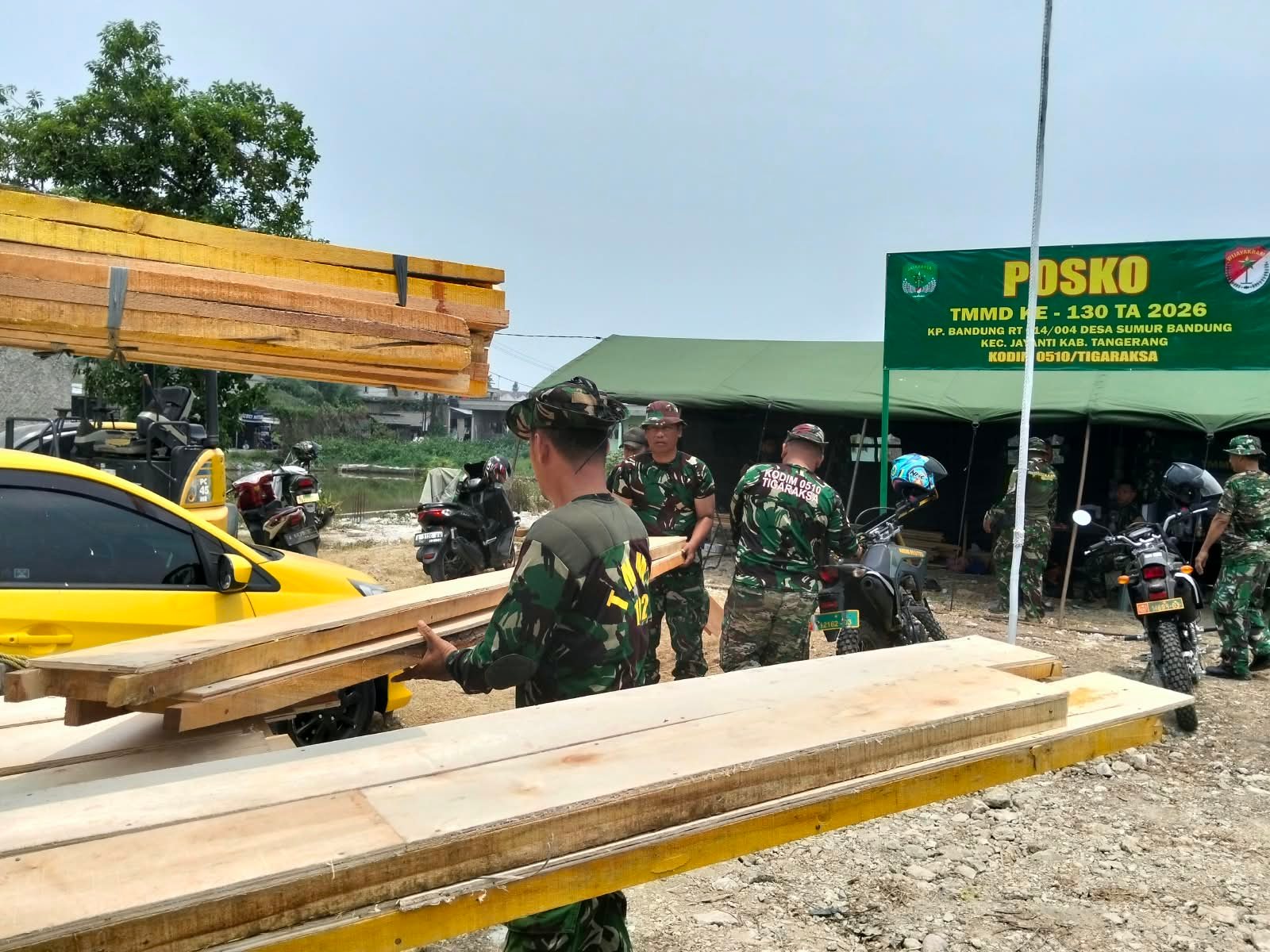 Satgas TNI TMMD ke-130 Gerakkan Material untuk Pembangunan Desa Sumur Bandung