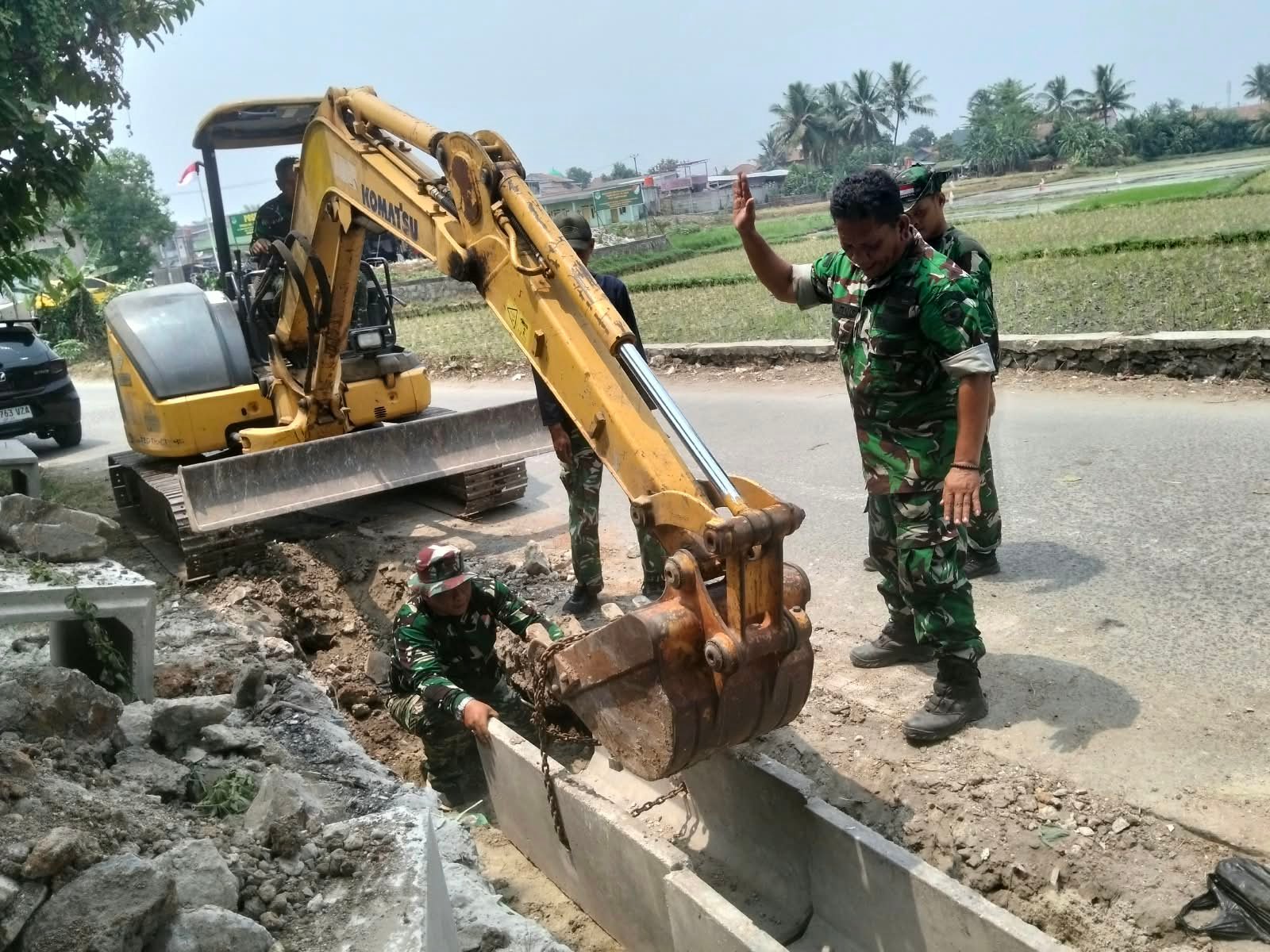 Satgas TMMD ke-130 Lakukan Pemasangan U-Ditch untuk Mengatasi Masalah Drainase