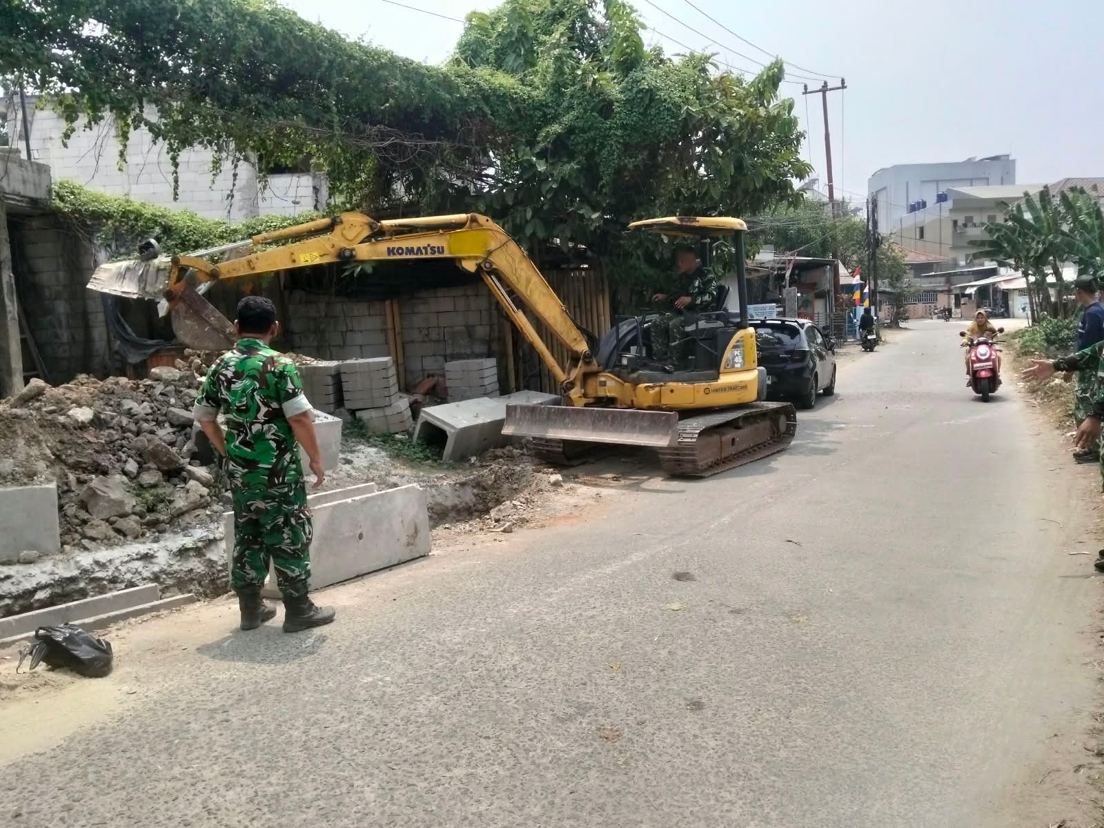 Wujudkan Saluran Air Efisien, TNI Bangun Infrastruktur di Desa Sumur Bandung