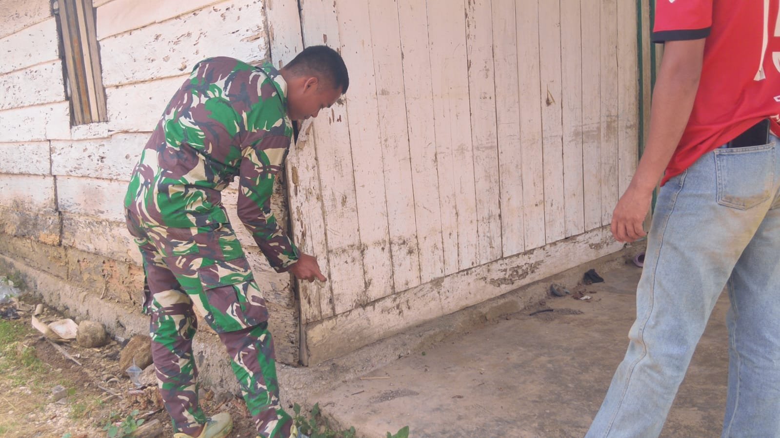 TNI Perkuat Komitmen Sosial dengan Rehabilitasi Rumah Arianto di Soe