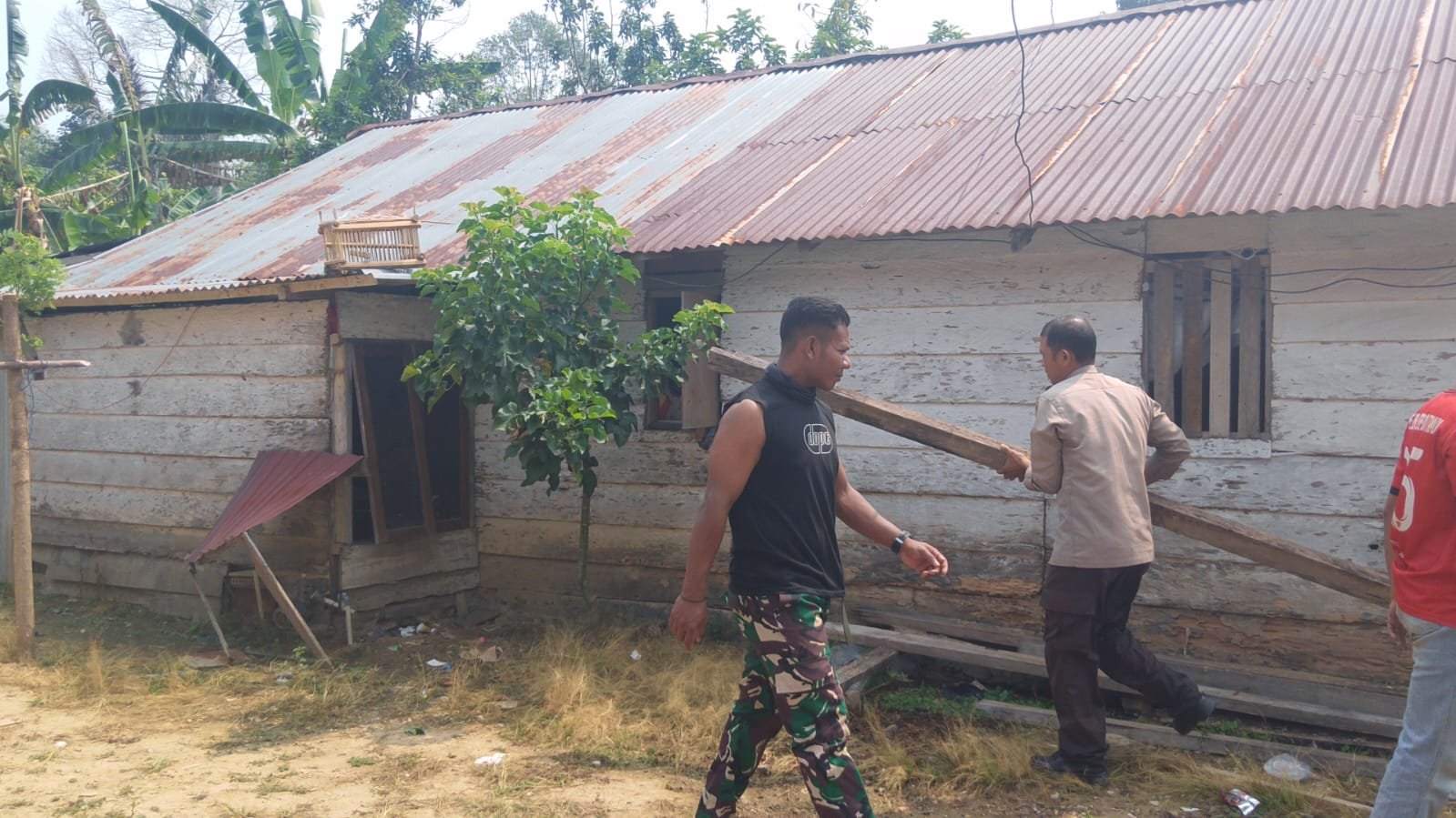 TNI Hasilkan Hunian Layak untuk Arianto melalui Program TMMD di Desa Soe