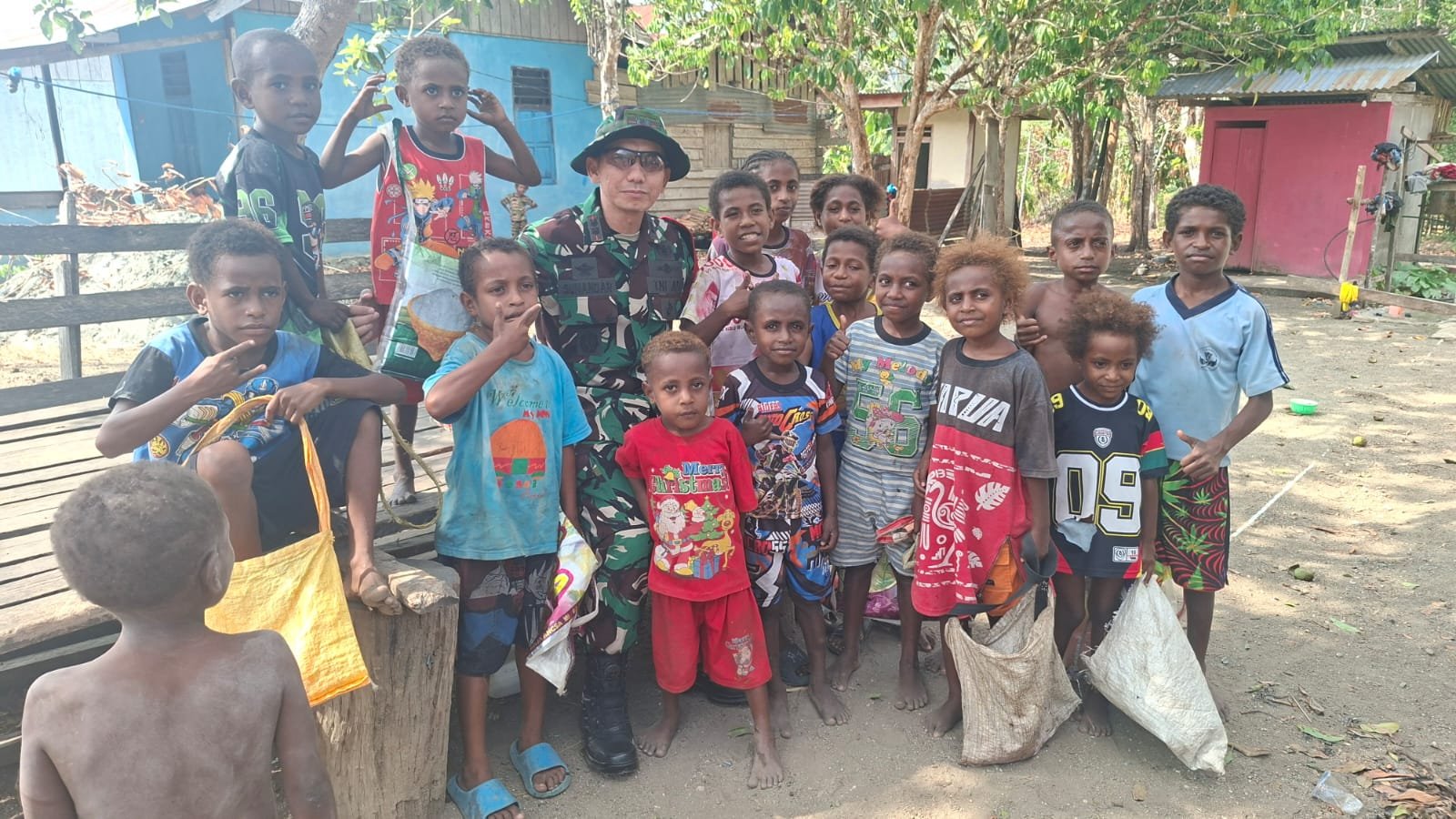 TNI Hadir di Yamboi, Dandim 1808/Mansel Ajak Anak-anak Berinteraksi dan Belajar