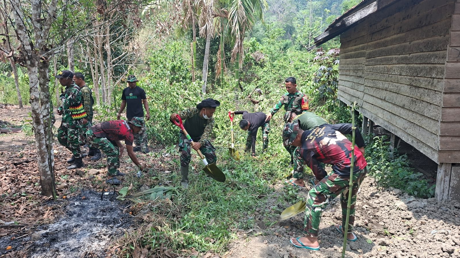 Keterlibatan TNI dan Warga Ciptakan Lingkungan Bersih untuk Pembangunan MCK