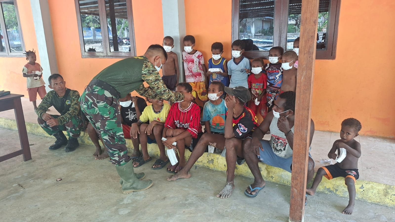 Satgas TMMD ke-130 Ajak Anak Yamboi Pahami Manfaat Masker untuk Kesehatan