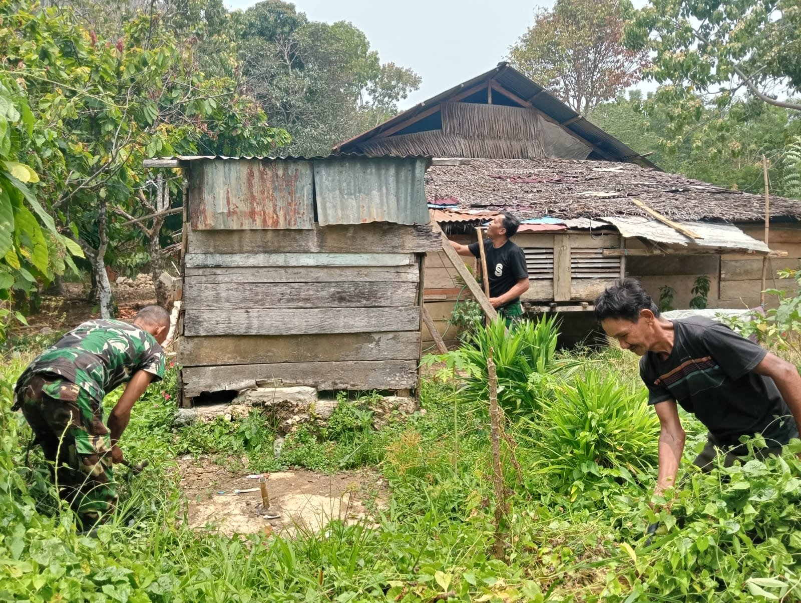 Upaya TNI Membangun Fasilitas Sanitasi di Sulewana Melalui TMMD 130
