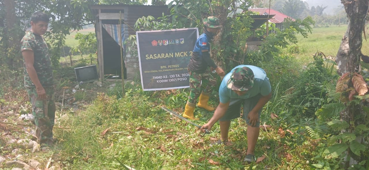 Satgas TNI Siapkan Area Pembangunan MCK untuk Bapak Petrus di Poso
