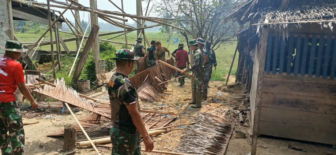 Rehabilitasi Rumah Tidak Layak Huni di Desa Leboni Dimulai oleh TNI