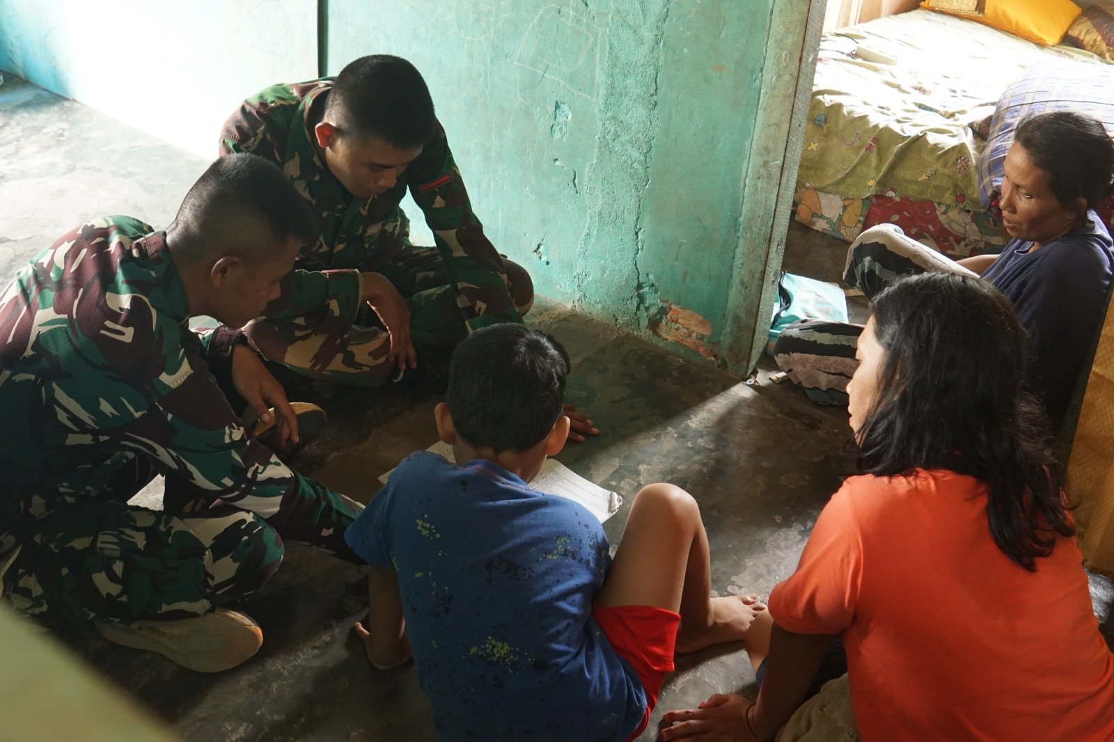 Kehangatan dan Kebersamaan Satgas TMMD ke-130 Bersama Warga Kandang Limun