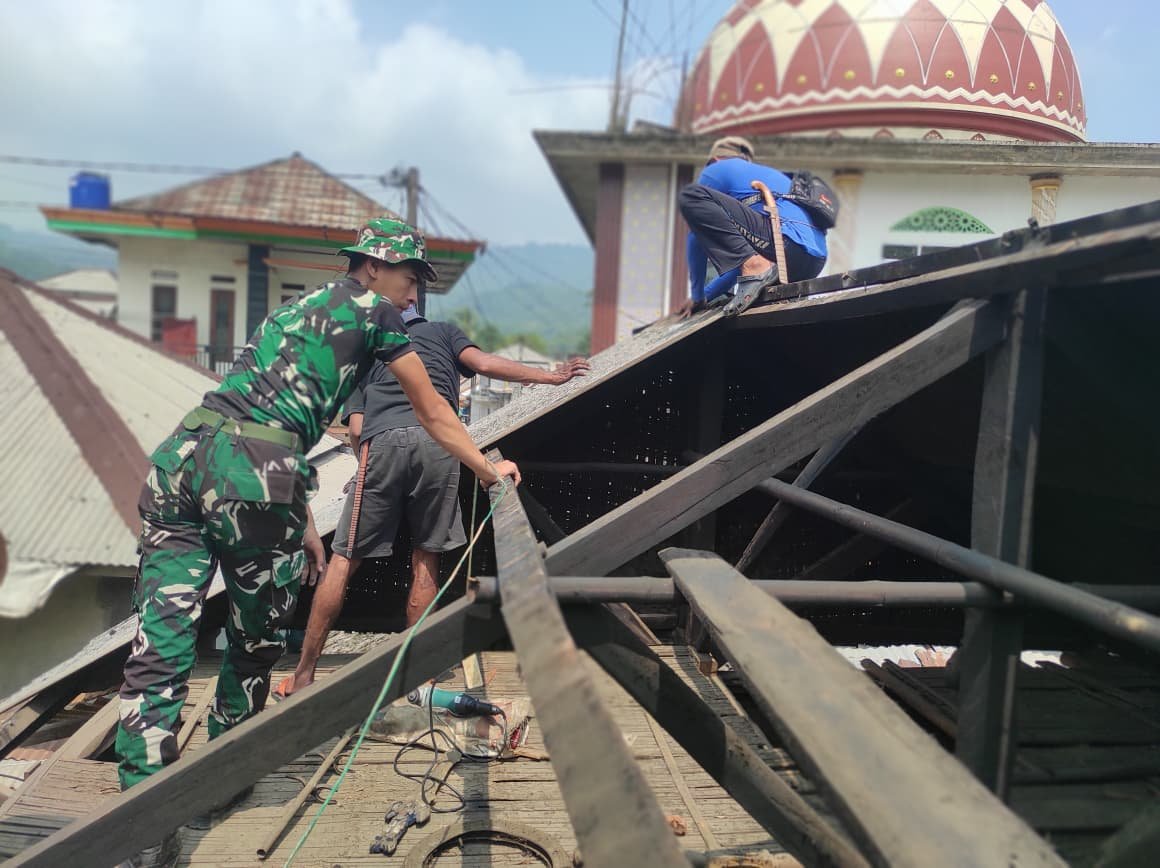 TNI Terjun Langsung Merenovasi Hunian Warga di Citorek Barat untuk Masyarakat