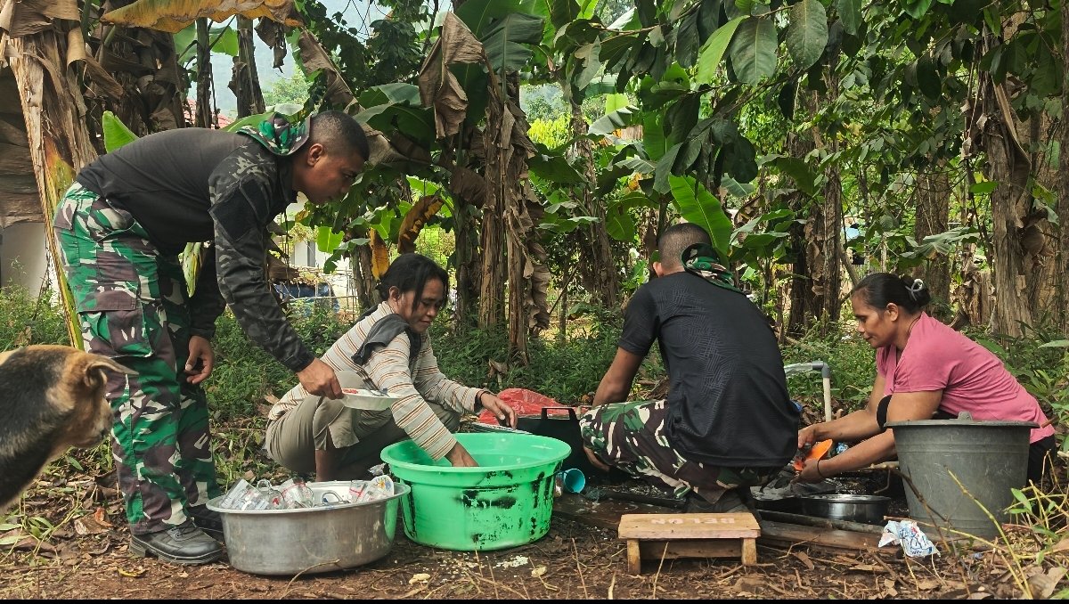 Keterlibatan Warga Dusun Seri dalam Dapur Umum TMMD ke-130 Kodim 1504