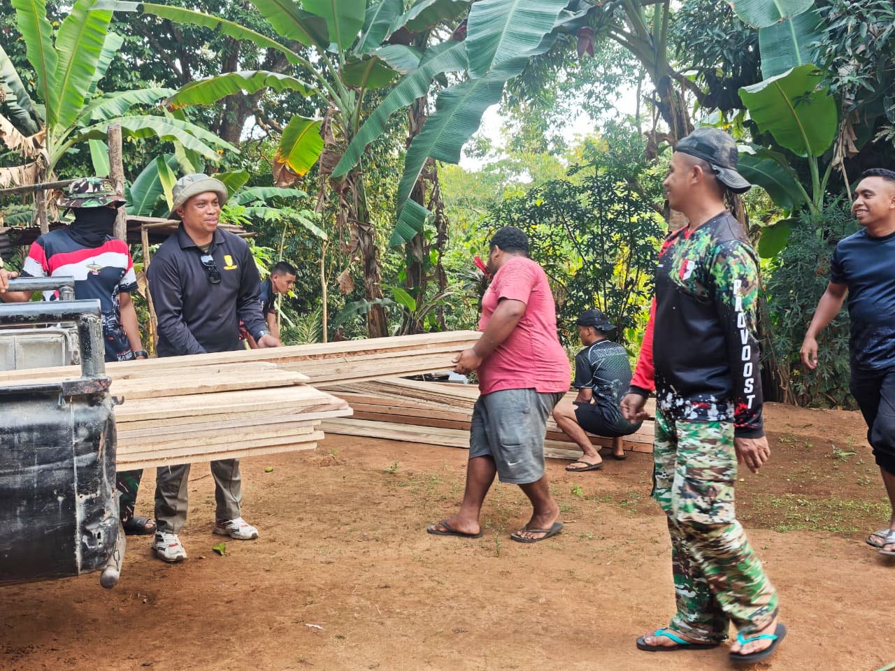 Satgas TMMD dan Masyarakat Bersinergi Atasi Medan Berat untuk Pembangunan Ambon