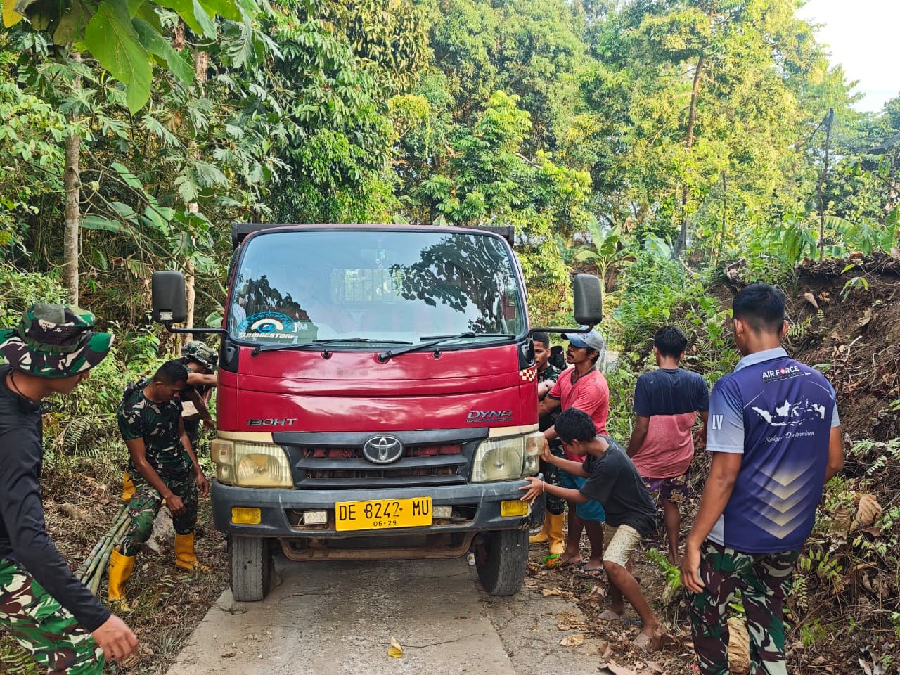 Semangat Gotong Royong Dorong Kendaraan Material TMMD di Medan Terjal Ambon