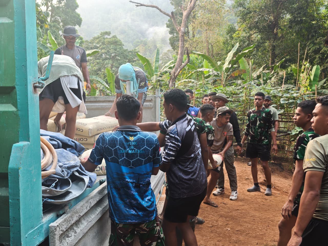 Kolaborasi Warga dan Satgas TNI Atasi Medan Sulit Proyek TMMD di Ambon