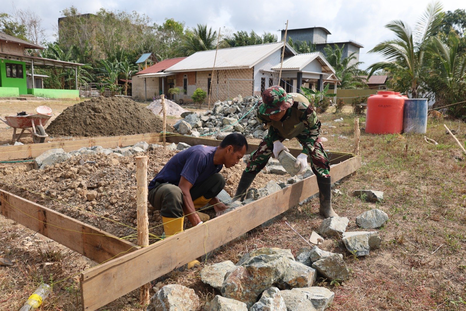 Pondasi Poskamling TMMD ke-130 Rampung Rapat Dalam Sehari, Amankan Lingkungan Desa