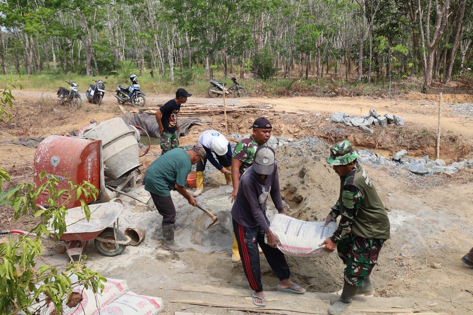 Mitra Nyata, Satgas TMMD dan Warga Sukses Pindahkan Material Box Culvert