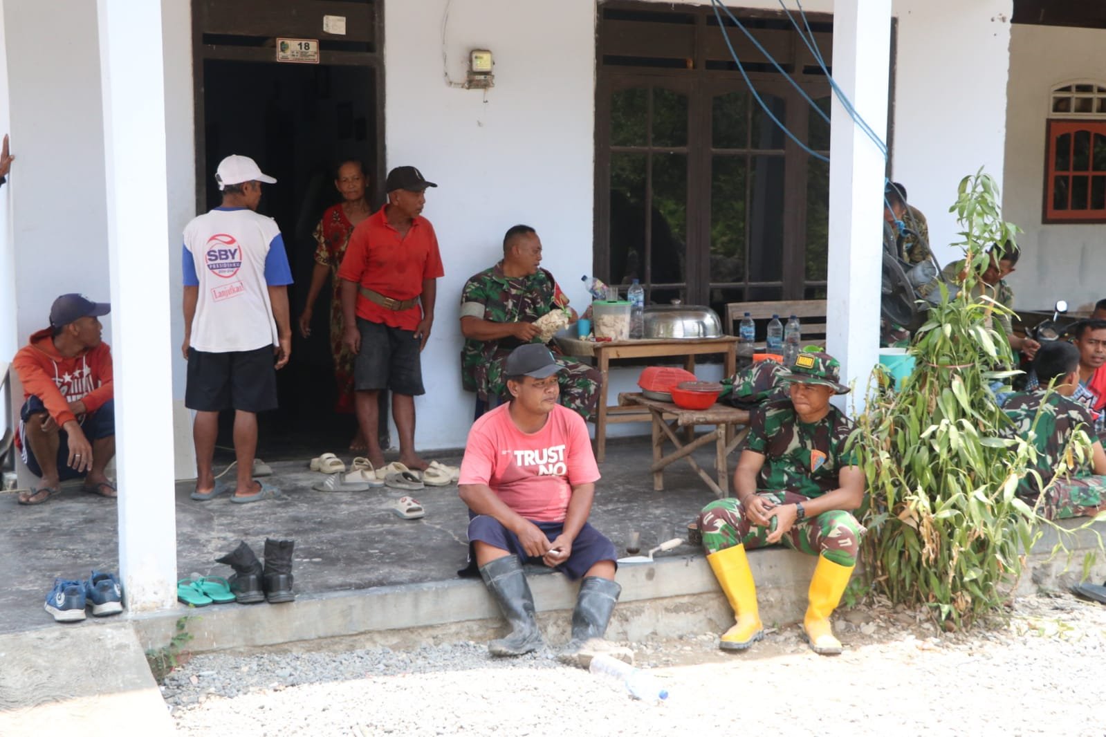 Harmonisasi Sosial Terjalin di Makan Siang Satgas TMMD dengan Warga Desa Pojok