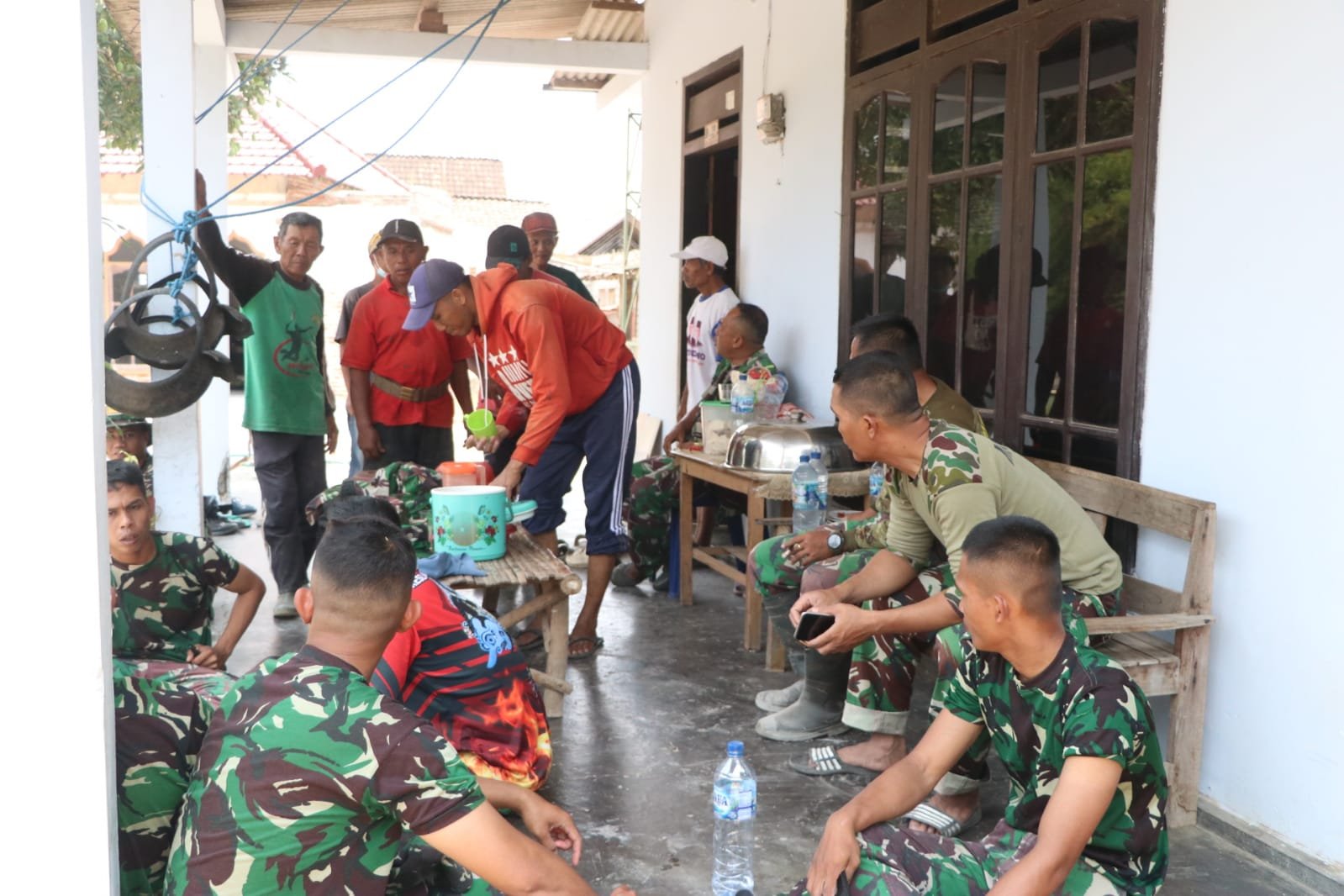 Kebersamaan TNI dan Masyarakat dalam TMMD: Makan Siang yang Menguatkan Persatuan