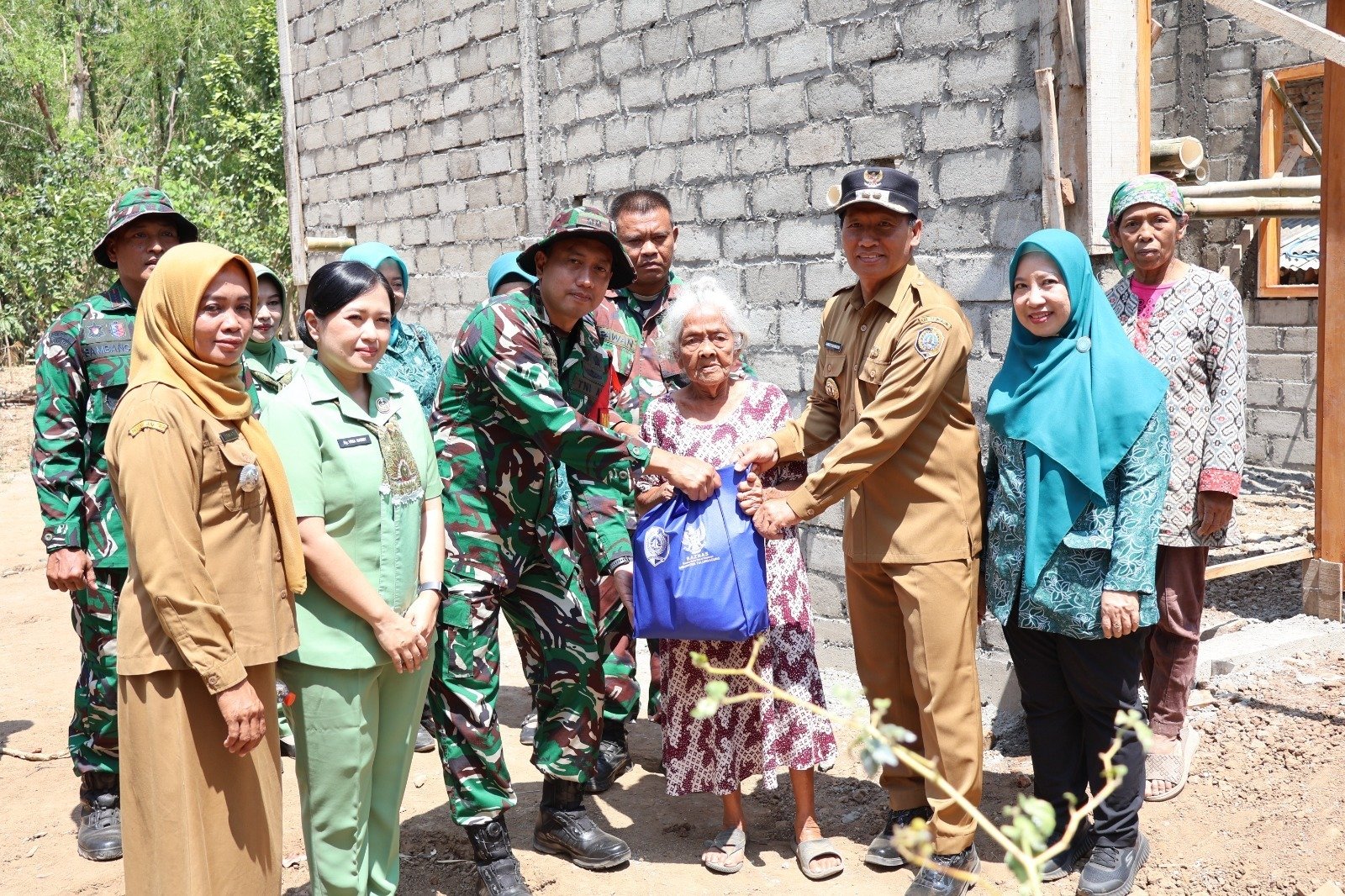 Mbah Waqilah, 95 tahun, nantikan perbaikan rumah demi kenyamanan hidupnya
