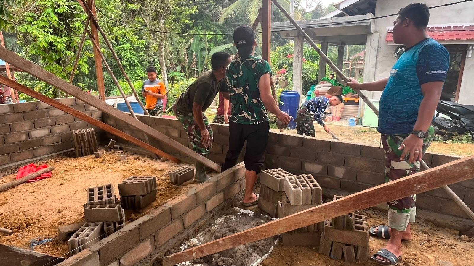 Personel TMMD Kodim 1210/Landak Abadikan Semangat Melalui Pembangunan Rumah Ibu Suhanim