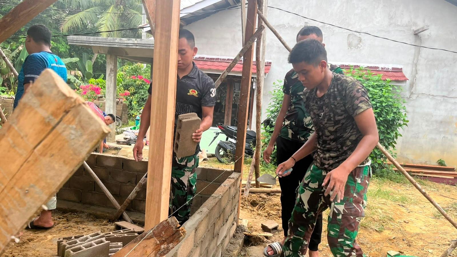 Langkah Strategis Satgas TMMD dalam Pembuatan Dinding Rumah Ibu Suhanim