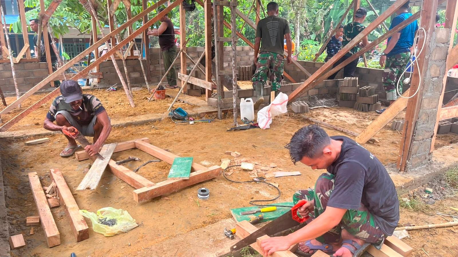 TMMD Landak: Membangun Rumah dan Menghadirkan Kebahagiaan untuk Ibu Suhanim