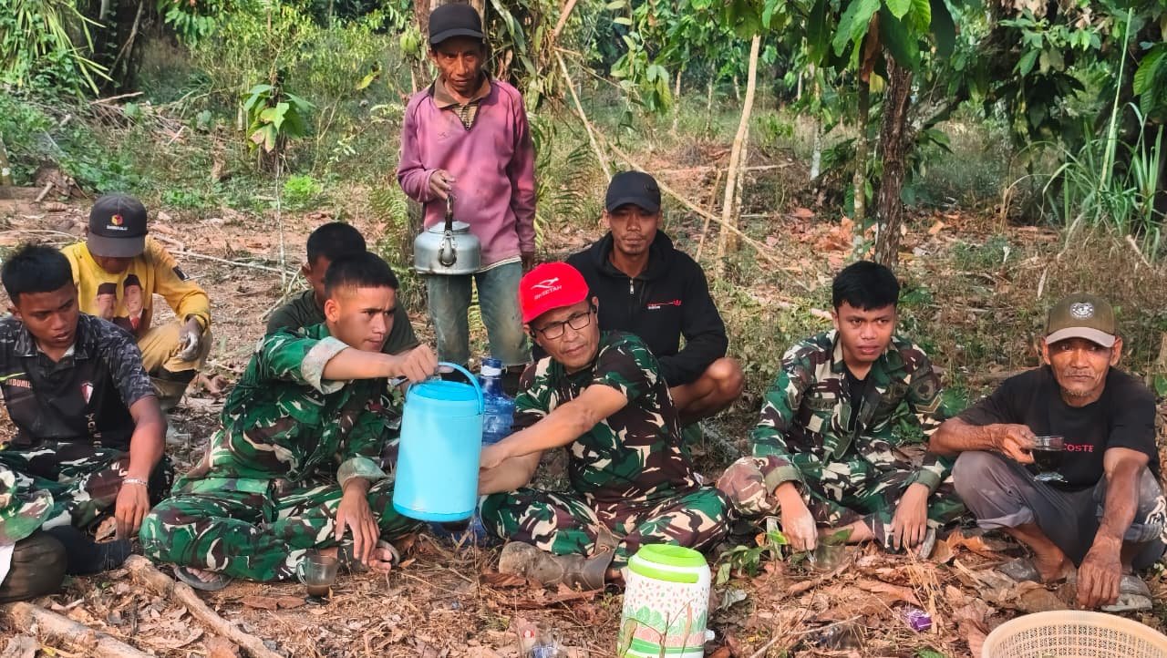 Ciptakan Kedekatan, TNI dan Warga Gotong Royong dalam TMMD Reguler 130