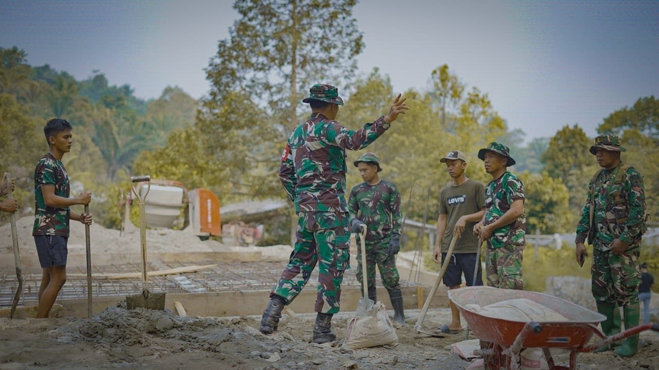 Kesatuan Prajurit dan Warga Wujudkan Pembangunan di TMMD Palopo Sejak Pagi