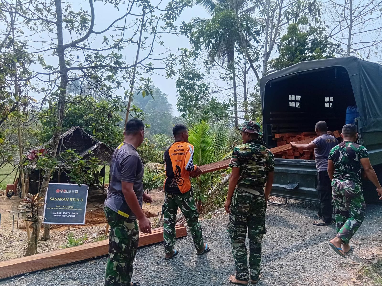 Material Kayu Dikirim TNI untuk Perbaikan Rumah Warga di Poso
