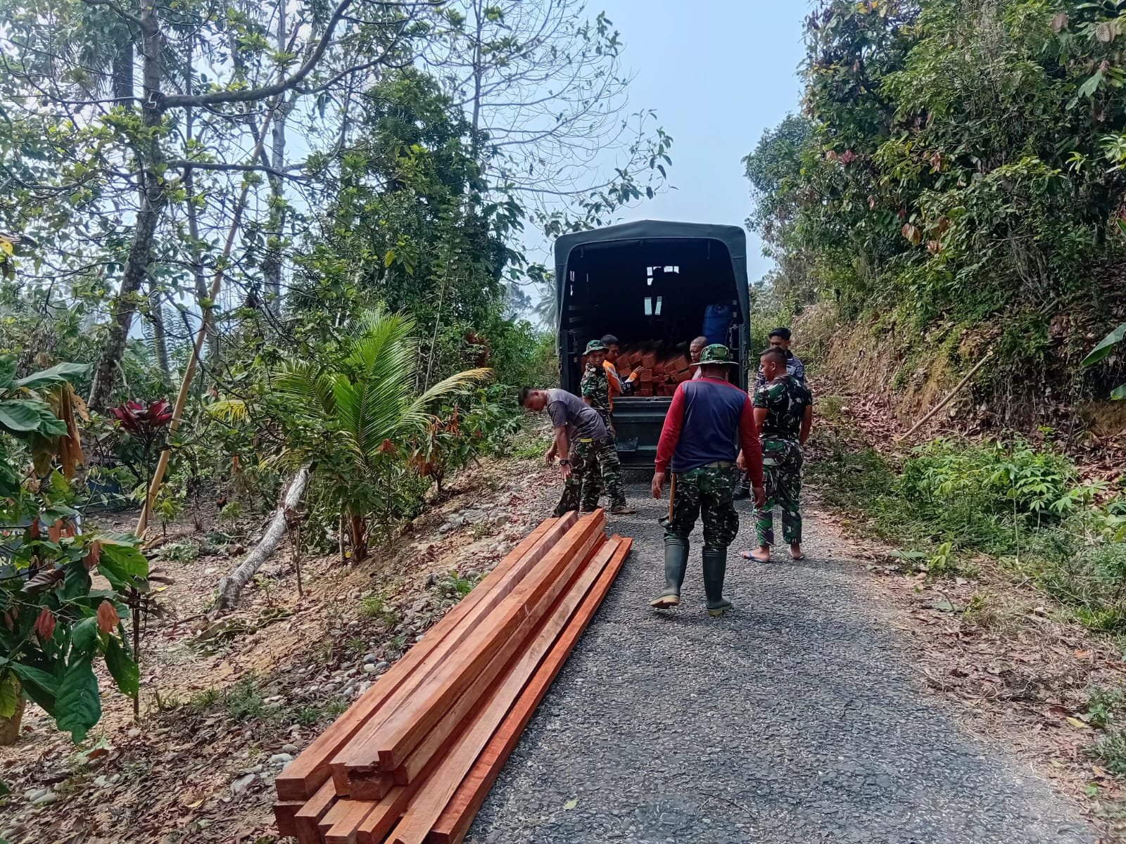 Kehadiran TNI dan Warga Mempercepat Proses Rehabilitasi Rumah di Poso