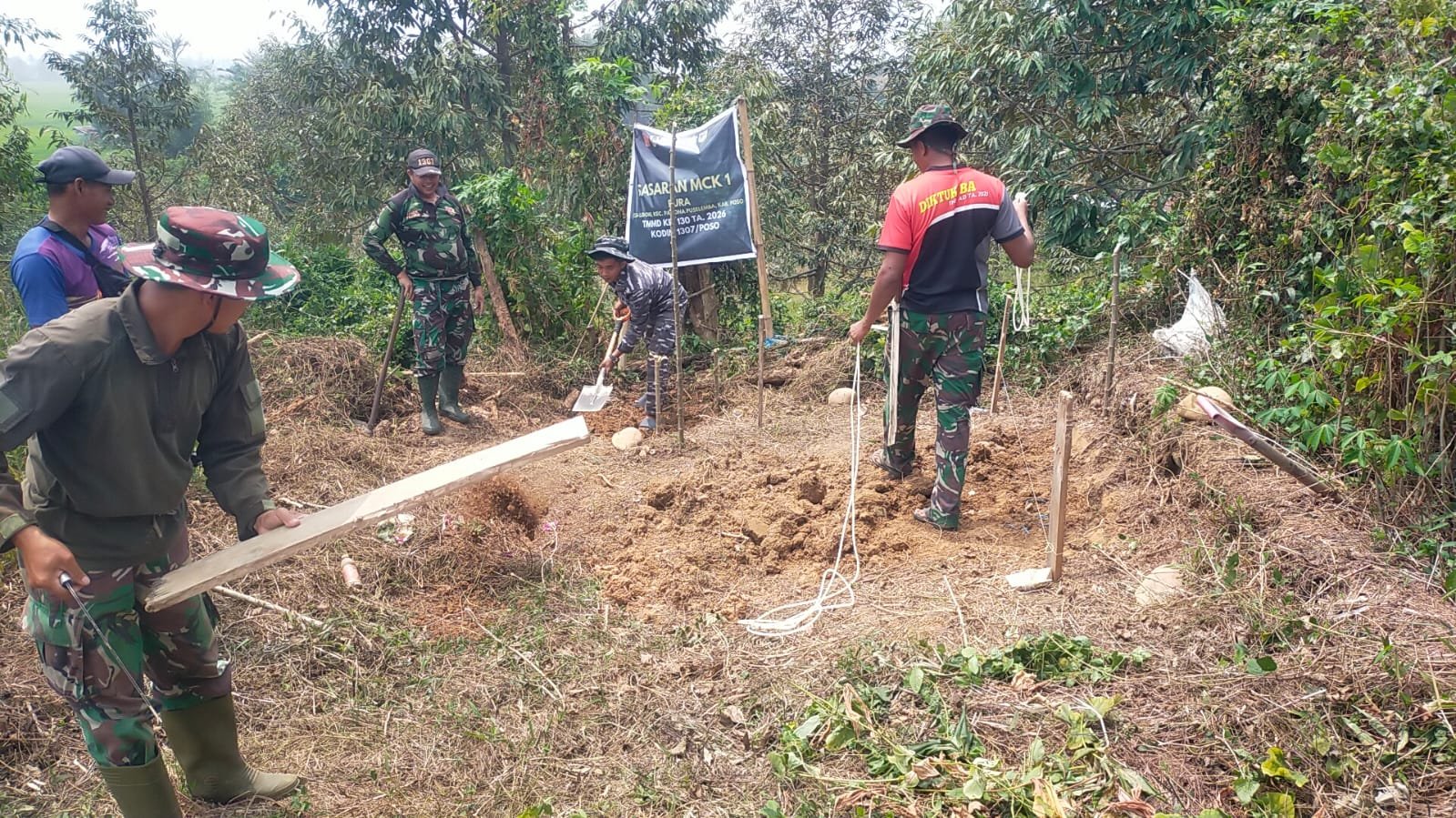 Pondasi MCK Umum di Desa Leboni Dikerjakan Satgas TNI untuk Warga