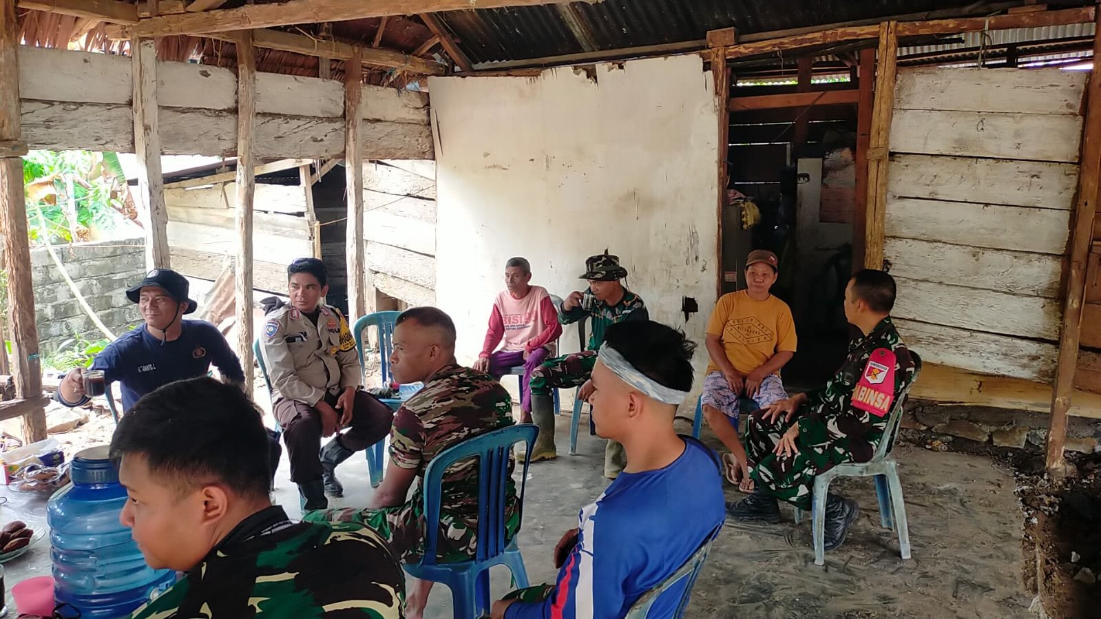 Membangun Kedekatan, Satgas TMMD ke-130 Berinteraksi dengan Warga Poso