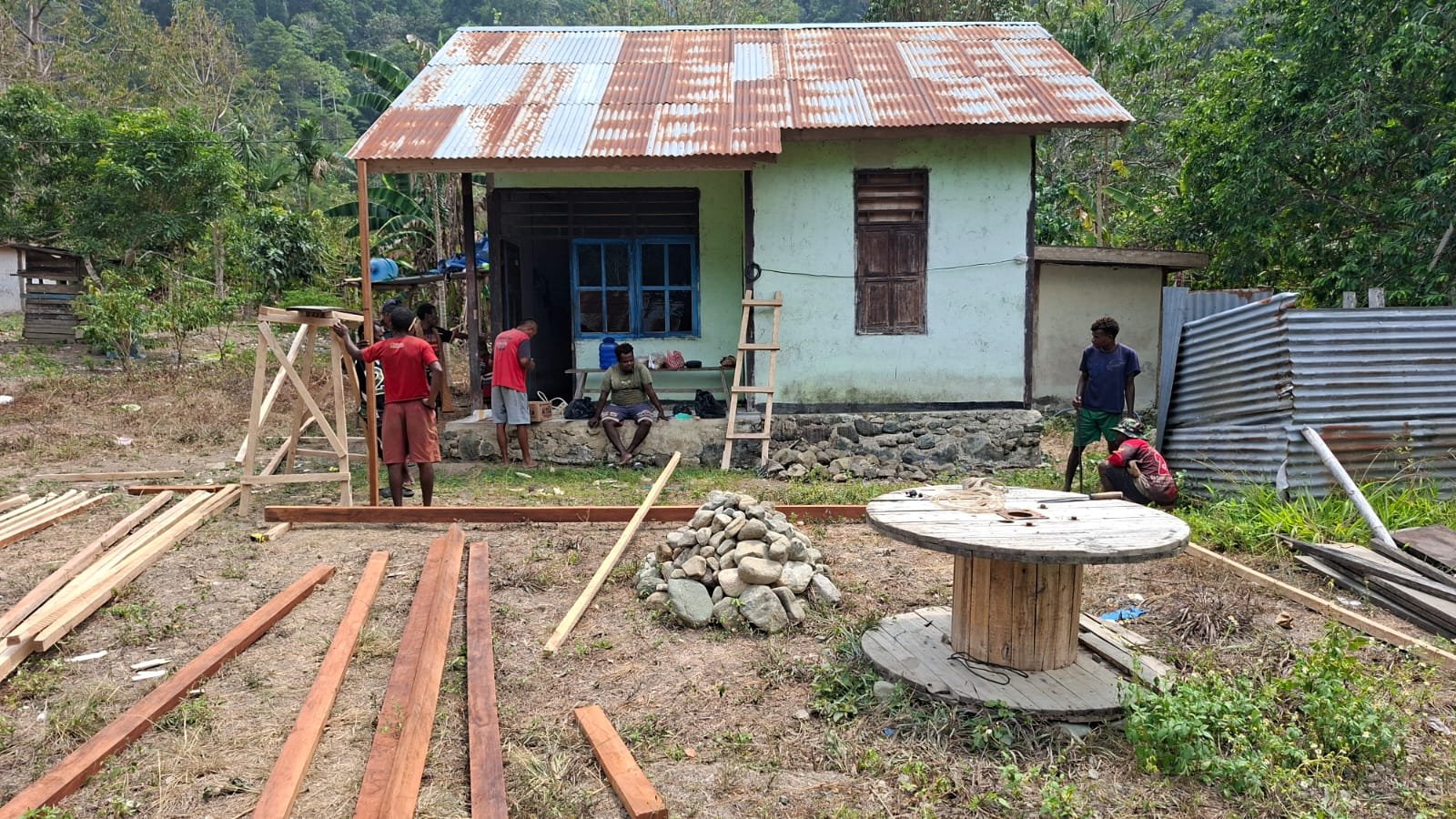 TNI bersinergi dengan masyarakat dalam program perbaikan rumah layak huni